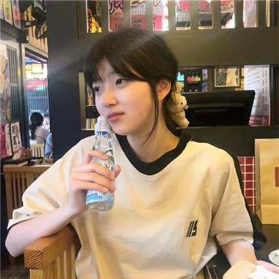 照片中的女孩